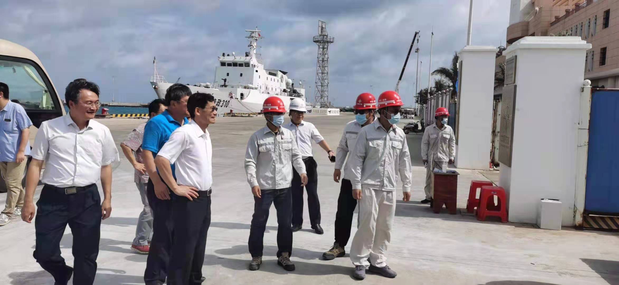 海南省省委常委、常務(wù)副省長(cháng)沈丹陽(yáng)蒞臨馳大建筑工程有限公司承接的三沙主權廣場(chǎng)調研指導